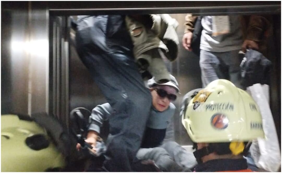 Rescatan a usuarios de elevador del Metro de la CDMX. Foto: @Gposiadeoficial