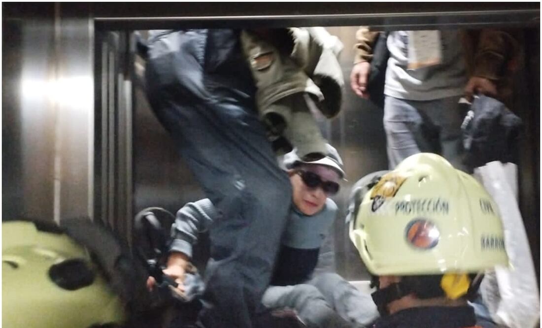 Rescatan a usuarios de elevador del Metro de la CDMX. Foto: @Gposiadeoficial