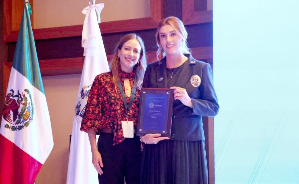 Michelle Olmos Álvarez, titular del C5i de Aguascalientes, recibe el reconocimiento de Airbus Public Safety and Security México junto a la gobernadora Tere Jiménez durante el TechDay 2026 (31/07/2026). Foto: Especial