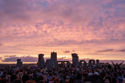 Miles se reúnen en Stonehenge; celebran solsticio de verano