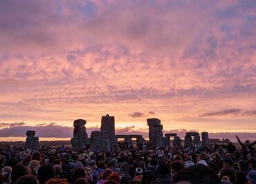 Miles se reúnen en Stonehenge; celebran solsticio de verano