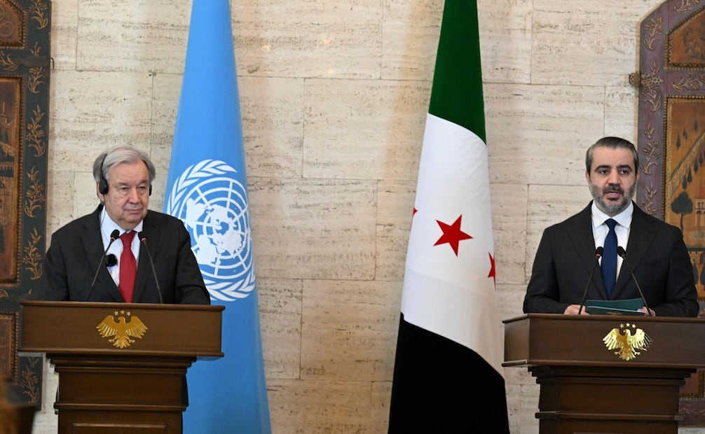 El secretario general de la ONU, António Guterres, y el ministro de Relaciones Exteriores de Siria, Asaad al Shaibani, ofrecieron una conferencia conjunta en Damasco, donde el diplomático pidió mayor respaldo internacional para la transición del país (25/07/2026). Foto: AFP