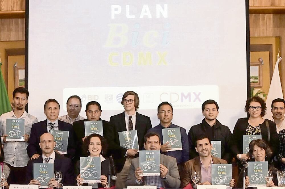 José Ramón Amieva (centro) presentó el Plan Bici CDMX, que propone impulsar la cultura ciclista a través de una ampliar la actual infaestructura. (ESPECIAL)