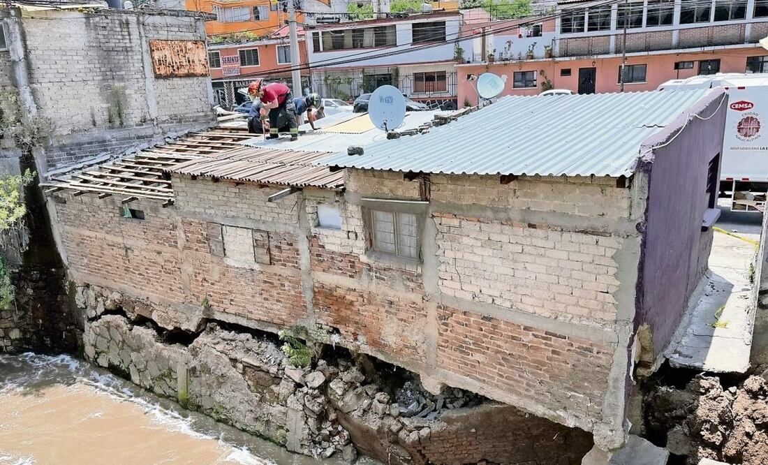 Protección Civil de Naucalpan inició la demolición de la casa más afectada a un costado del río Hondo, para disminuir los daños. Foto: Especial