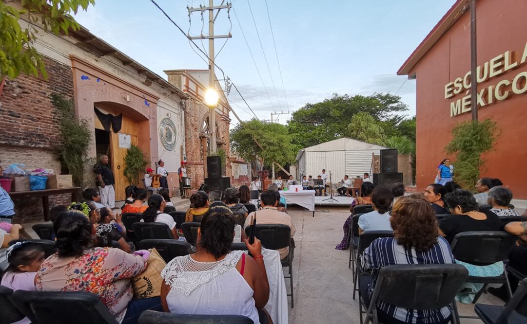Entre pan, café y veladoras el hijo pródigo de Juchitán, Francisco Toledo, fue homenajeado. Foto: