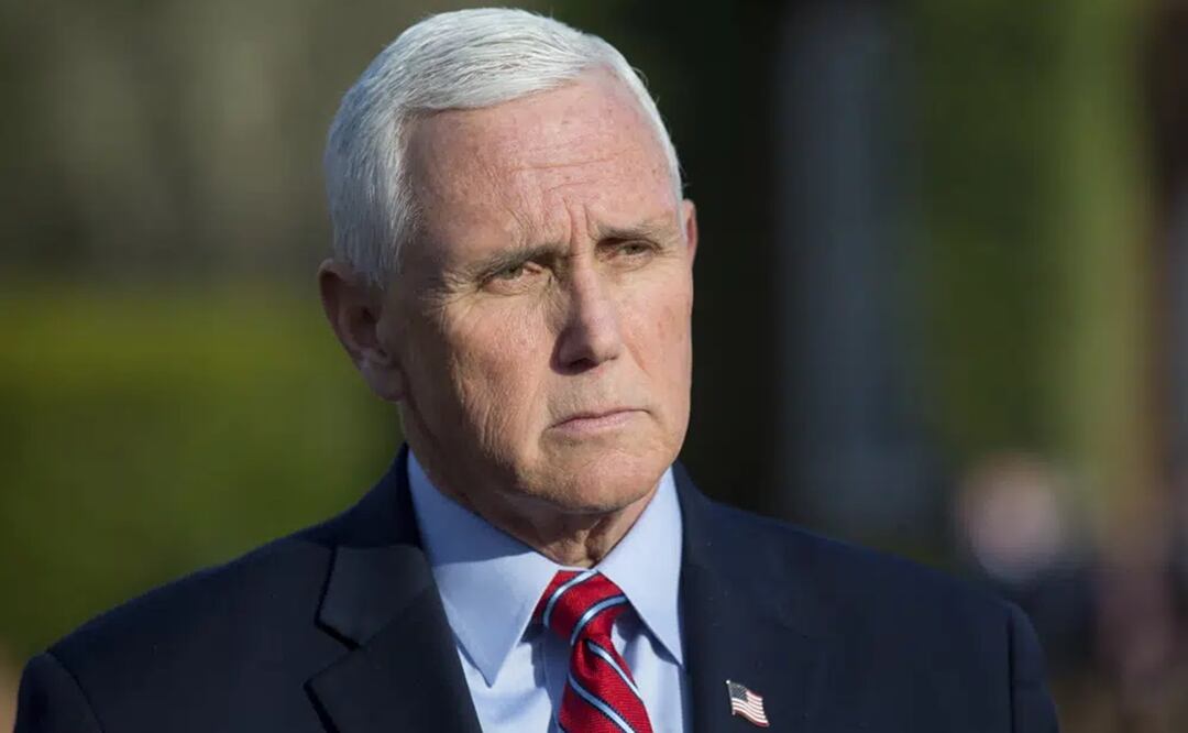 El exvicepresidente Mike Pence habla con los periodistas antes del evento MockCon en University Chapel en Washington and Lee University. Foto: AP