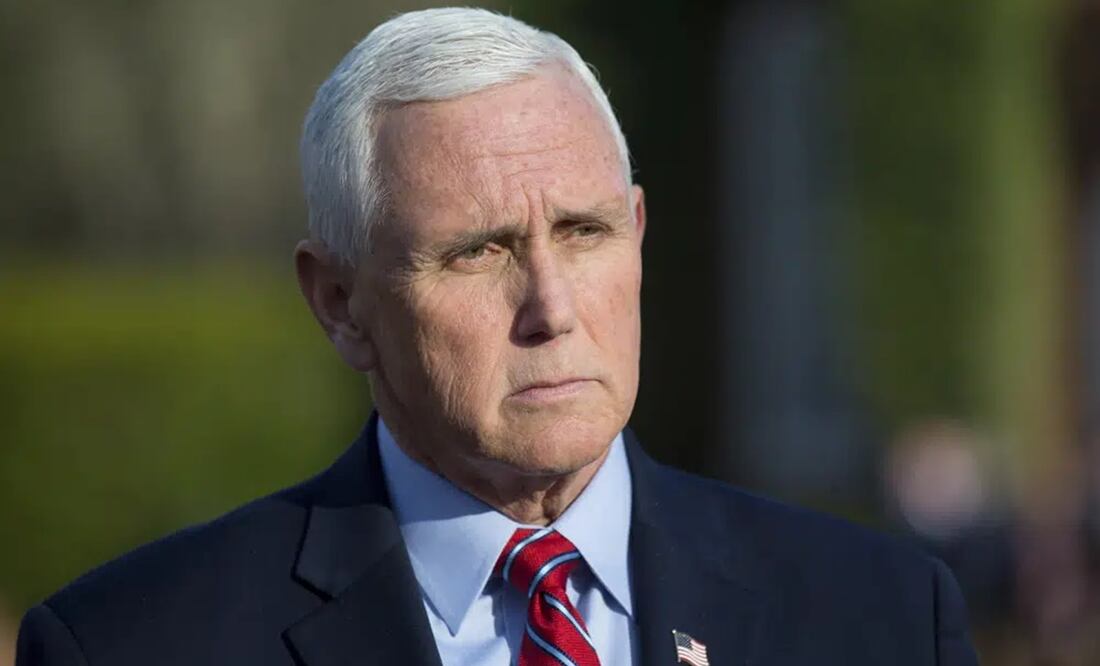 El exvicepresidente Mike Pence habla con los periodistas antes del evento MockCon en University Chapel en Washington and Lee University. Foto: AP