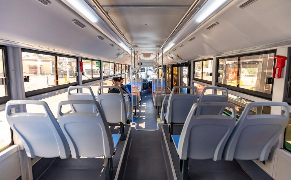 Entrega de 30 nuevos autobuses en Monterrey, Nuevo León, encabezada por el gobernador Samuel García. Foto: Especial