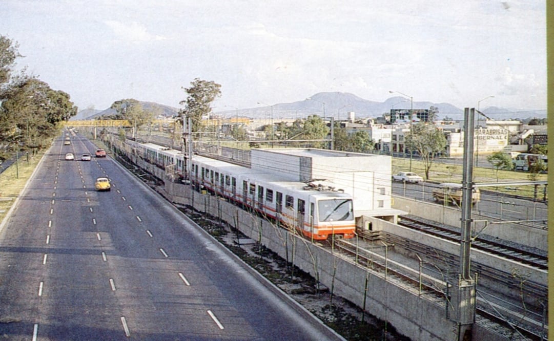 El Metro Ligero o Metro Ferreo, inaugurado en agosto de 1991, aparece en una fotografía tomada a mediados de los noventa. La imagen fue tomada a la altura del Anillo Periférico Calle 7 con vista hacia el oriente, en donde podemos apreciar las formaciones montañosas de la Sierra de Santa Catarina y el emblemático Peñón Viejo o Peñón del Márquez. Se observa un tren FM-86 circulando sobre la Calzada Ignacio Zaragoza con dirección a Pantitlán. Crédito: Col. Villasana.
