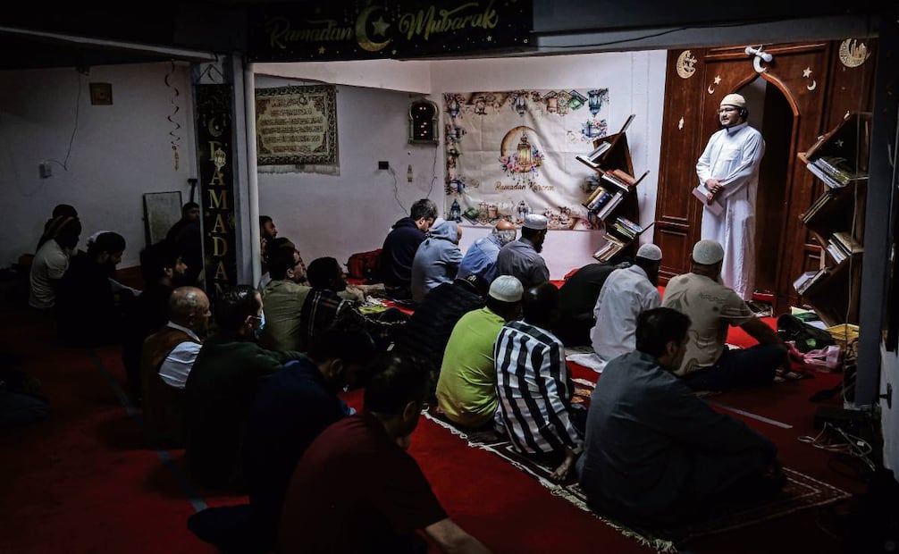 Alberto Mena reconoce que cambió su vida “desordenada” tras unirse al islam, una de las religiones con cada vez más presencia en México. Foto: Gabriel Pano / EL UNIVERSAL