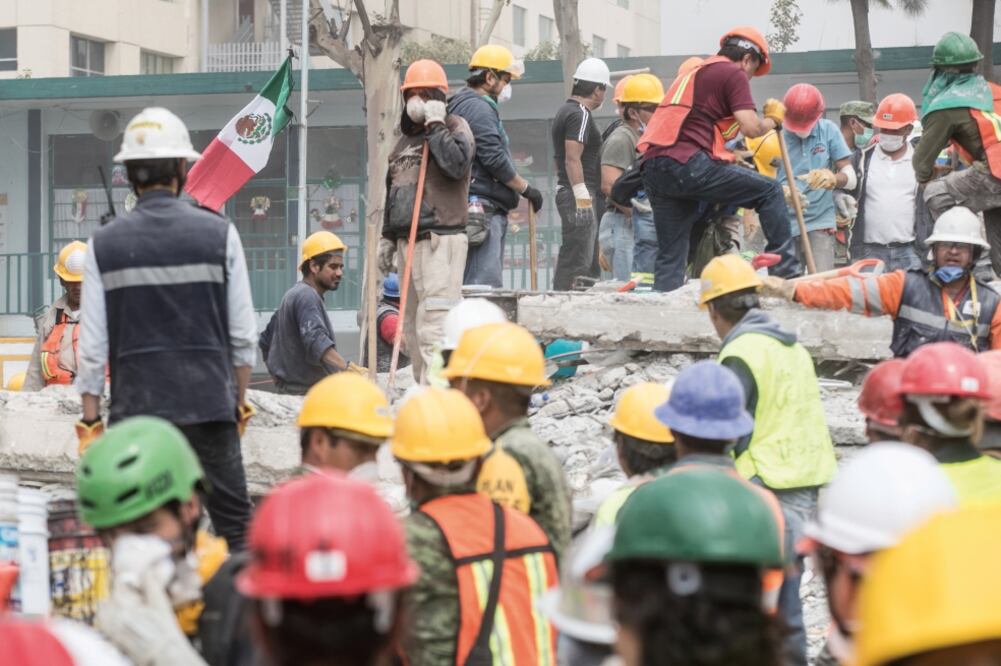 Como si fueran mineros, miles de jóvenes voluntarios se distinguen por los cascos que llevan en su cabeza o bien, por las herramientas que traen en las manos: picos, palas y algunos serruchos que cargan en sus mochilas. (GERMÁN ESPINOSA. EL UNIVERSAL)