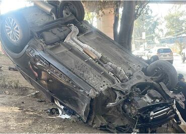 Mujer sufre accidente automovilístico en Río Churubusco; sale ilesa tras volcadura