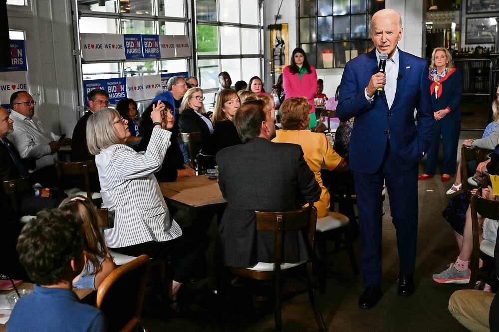 El presidente estadounidense, Joe Biden, durante una parada en un restaurante en Northville, Michigan. Foto: de MANDEL NGAN. AFP