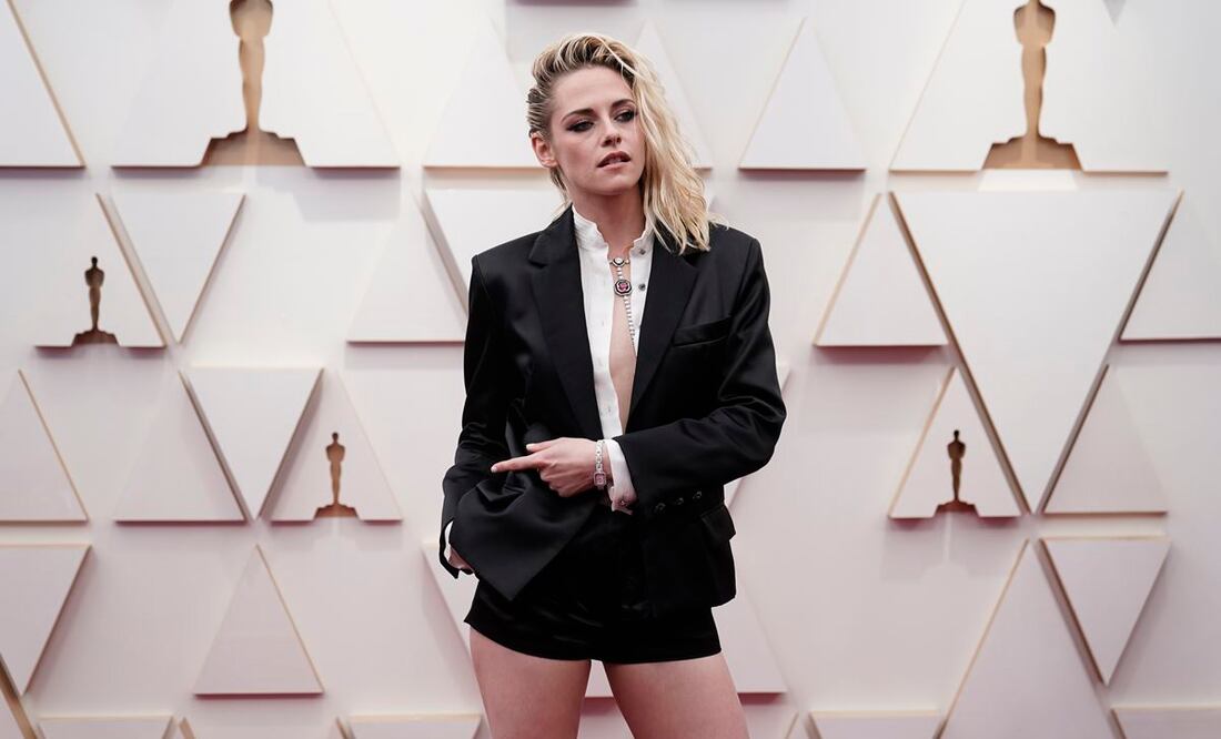 Kristen Stewart se ganó el nombre de la "revolucionaria de la moda" al ser la primera celeb en llegar en pantalón corto a la red carpet de los Oscars 2022 / Foto: AP Photo/Jae C. Hon