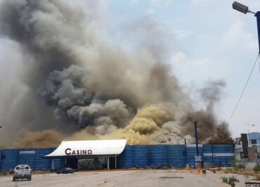 Reportan incendio de predio que operaba como casino en Naucalpan