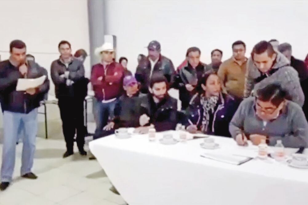 Barbosa toma apuntes sobre los requerimientos de los cinco municipios que se mencionan para participar en los actos de campaña (TOMADA DEL VIDEO)