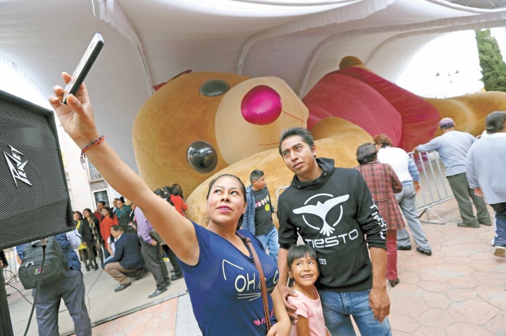 Para elaborar a Xonita, de 20 metros de altura, los artesanos utilizaron 700 kilos de fibra de velcro como relleno y 600 metros de tela; costó 500 mil pesos. Foto: JORGE ALVARADO. EL UNIVERSAL