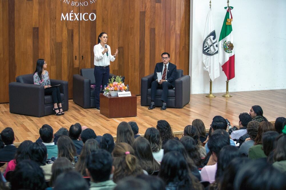La morenista se reunió con estudiantes de la Universidad Anáhuac campus sur, con quienes tuvo una ronda de preguntas y respuestas. (CAMILA MATA. EL UNIVERSAL)