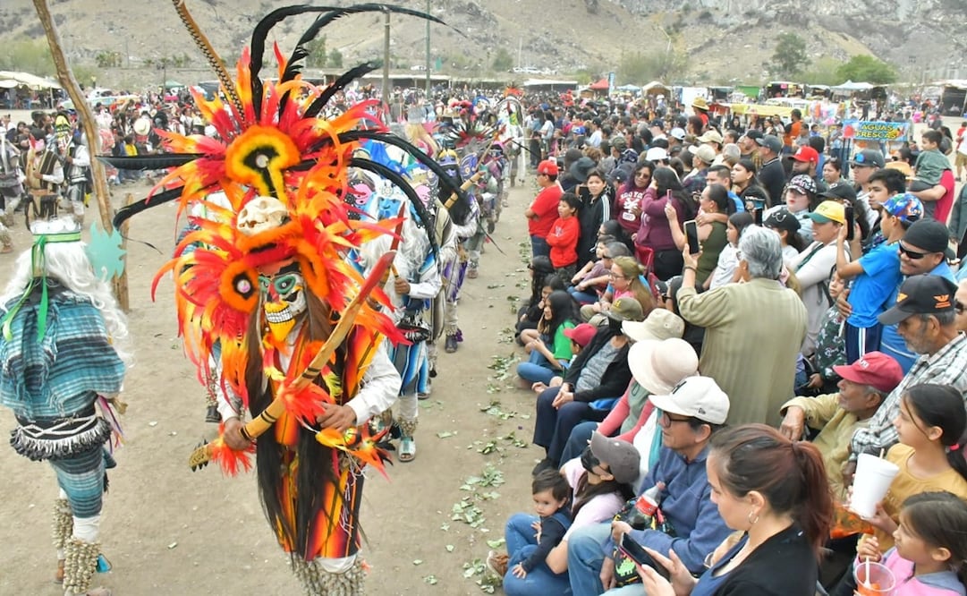 Tambores, tenabaris y cascabeles hechos de pezuñas de animales, ambientaron de sonidos ceremoniales la Cuaresma Yaqui, en Hermosillo.
Fotografía: especial