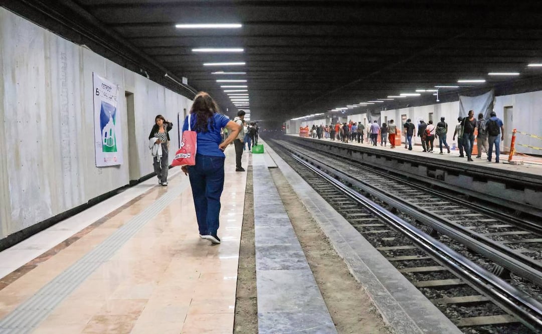 Los andenes de la estación Bellas Artes ya lucen parte de la intervención que se realiza en la Línea 2; se puede apreciar el piso con tres colores distintos —otra parte aún con cemento—y las paredes tienen cubiertas con placas en algunos tramos. Foto: Karla Guerrero / EL UNIVERSAL