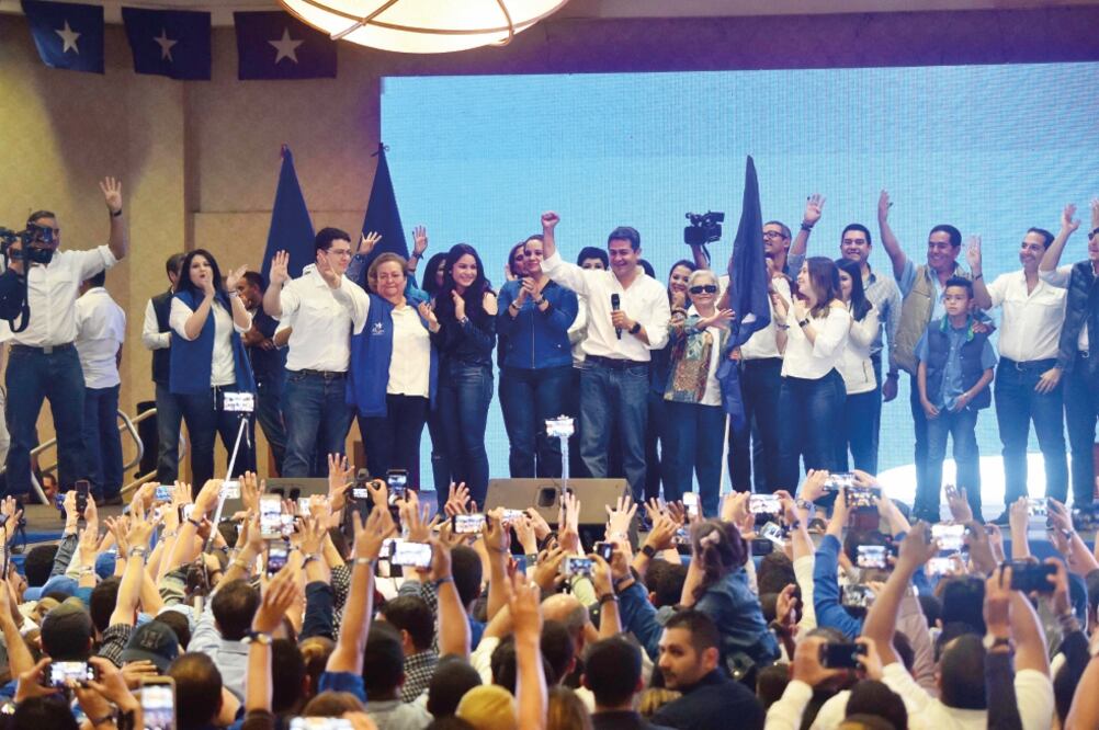 El presidente de Honduras, Juan Orlando Hernández, se declaró ganador de la elección de ayer, antes de que el Tribunal Electoral diera los resultados oficiales. (RODRIGO ARANGUA. AFP)