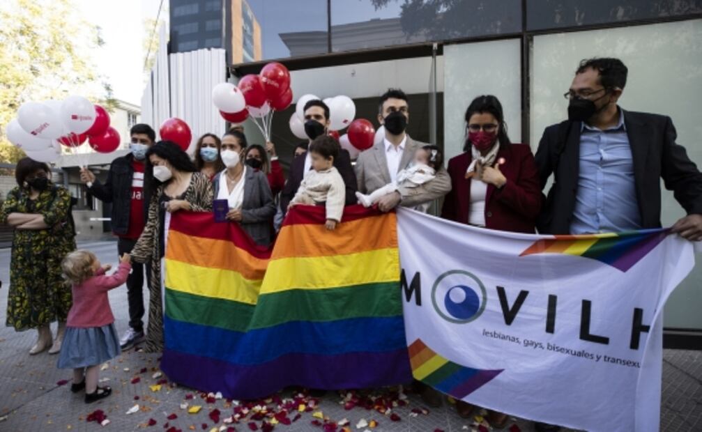 "Gracias Jaime por elegirme": Chile celebra primeros matrimonios igualitarios 