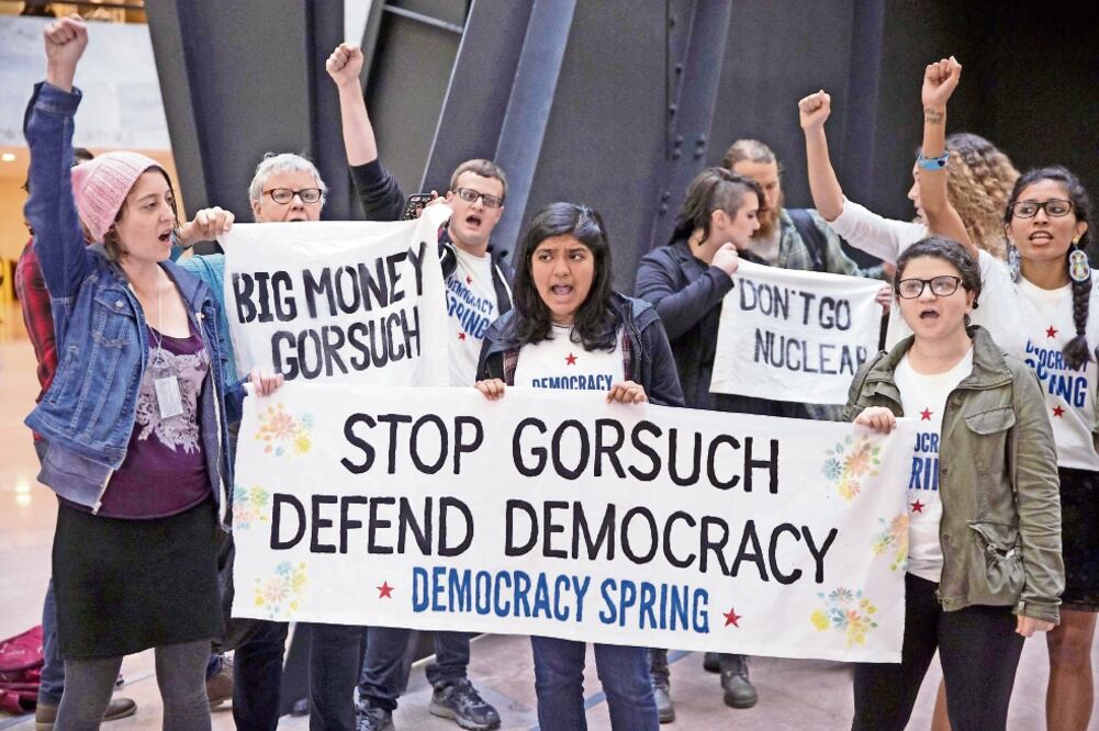 Estadounidenses protestaron ayer contra la confirmación de Neil Gorsuch, el candidato del presidente, Donald Trump, a ocupar un puesto vitalicio en el Tribunal Supremo del país, en Washington (Foto EFE)
