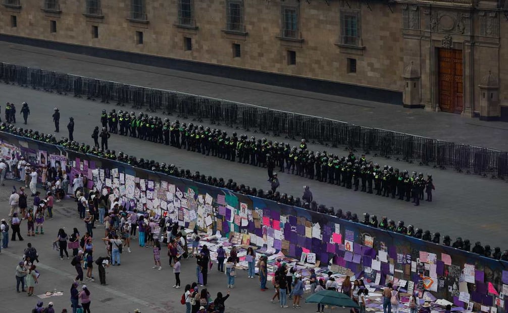 Aspectos del Zócalo de la Ciudad de México durante la marcha por el Día Internacional de la Mujer este domingo 8 de Marzo de 2026. Foto: Diego Simón Sánchez/ EL UNIVERSAL