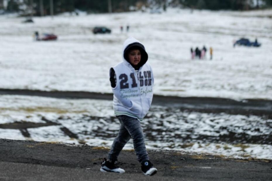 FOTOS Y VIDEO: En el Ajusco capitalinos disfrutan del frío con muñecos de nieve y guerritas