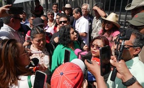 Integrantes de la Coordinadora Nacional de Trabajadores de la Educación (CNTE) afuera de la Secretaría de Gobernación (Segob). Foto: Especial