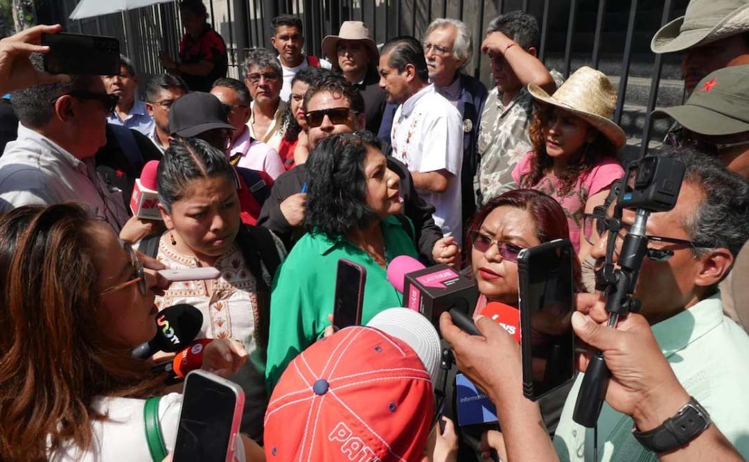 Integrantes de la Coordinadora Nacional de Trabajadores de la Educación (CNTE) afuera de la Secretaría de Gobernación (Segob). Foto: Especial
