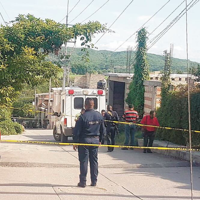 En el municipio de Puente de Ixtla, personal del Semefo levantó del cadáver de un hombre que se encontraba envuelto en bolsas negras, amordazado y con las manos atadas. Foto/JUSTINO MIRANDA. EL UNIVERSAL