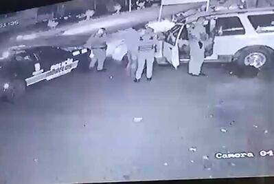 Captan a policías de Morelos golpeando a civil y a su perro