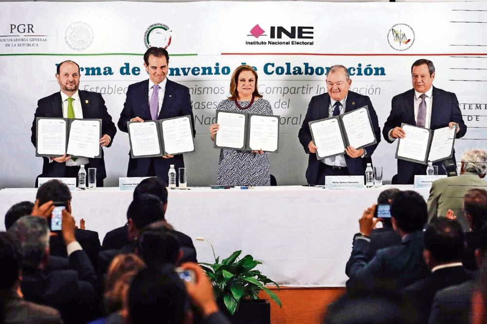 Rodolfo Ríos, titular de la PGJCDMX; Lorenzo Córdova, presidente del INE; Arely Gómez, titular de la PGR; Édgar Elías Azar, presidente del TSJCDMX, y Homero Ramos, procurador de Justicia de Coahuila, firmaron el convenio (YADÍN XOLALPA. EL UNIVERSAL)