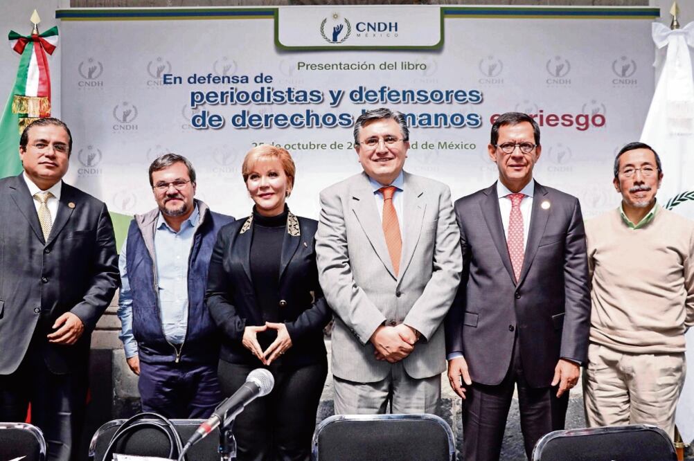 Luis Raúl González, presidente de la CNDH (centro), presentó el libro En defensa de periodistas y defensores de derechos humanos en riesgo, que analiza la situación de los comunicadores y activistas en el país. (FOTO: CNDH)