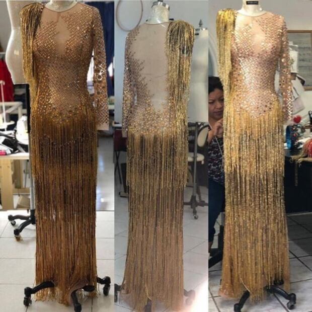 Diseñadores aseguran que NO estaba al revés el vestido de Angelique Boyer en los premios TV y Novelas 