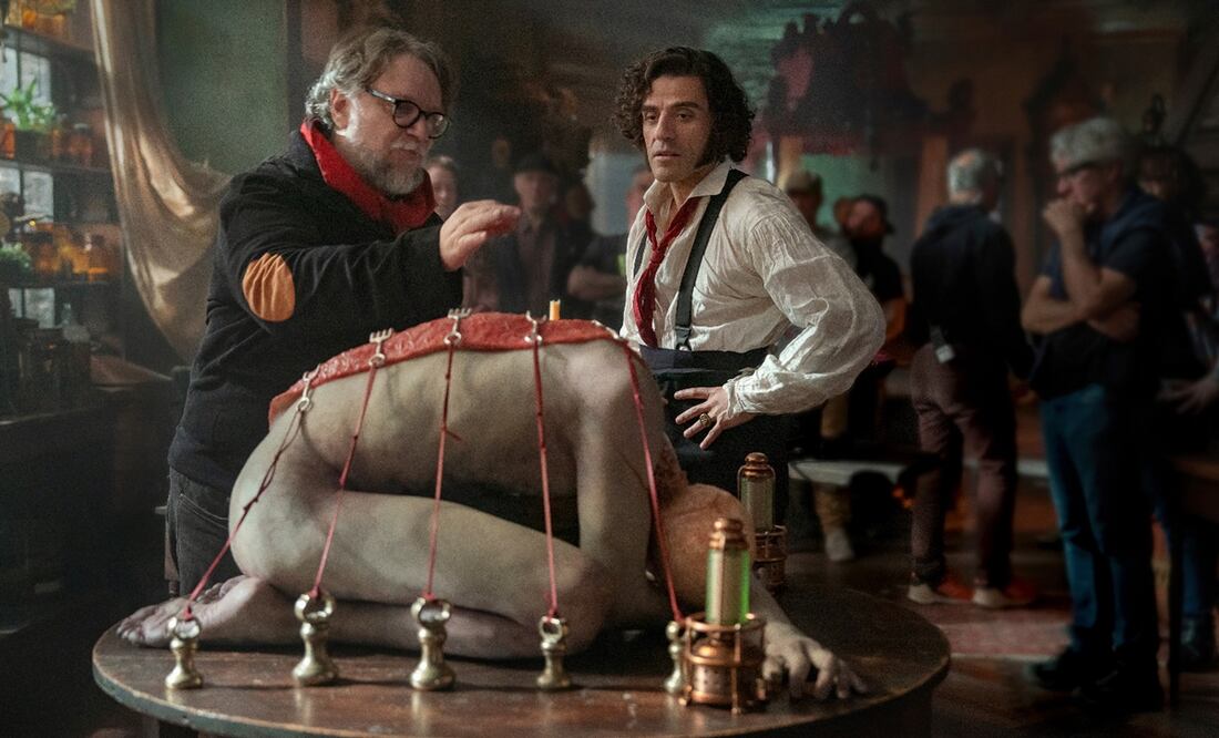 Esta imagen difundida por Netflix muestra al director Guillermo del Toro, a la izquierda, y Oscar Isaac en el set de "Frankenstein".
FOTO: Ken Woroner/Netflix via AP.