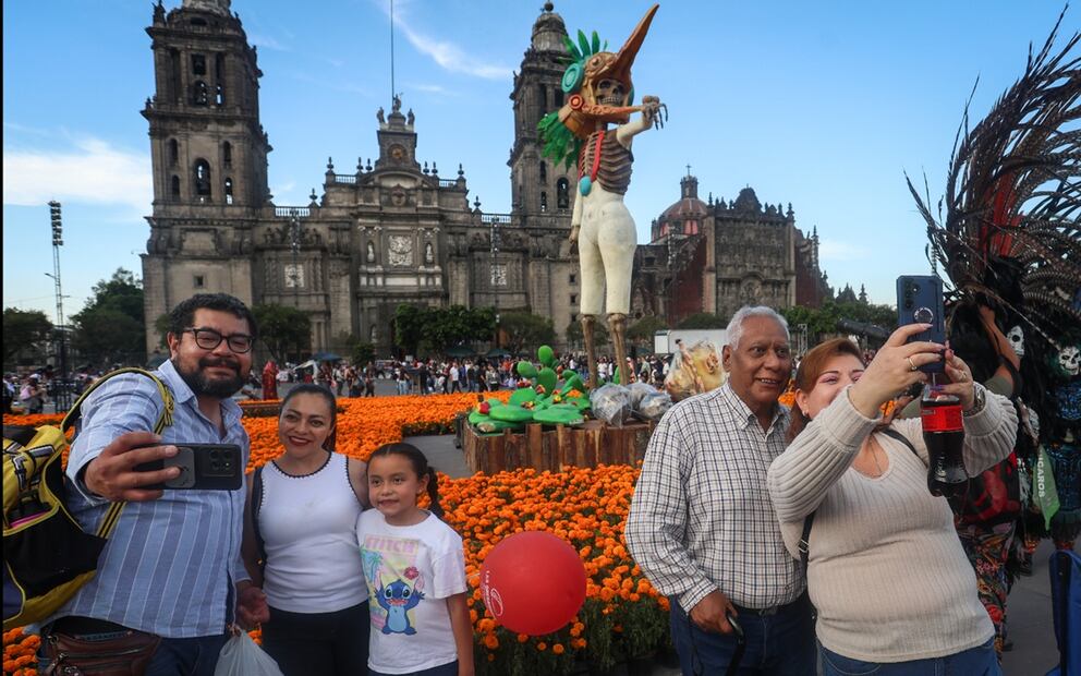 Visitantes pasean y se toman fotos en la megaofrenda del Zócalo capitalino que este año hace una referencia a Tenochtitlan, en la Ciudad de México. Foto: Luis Camacho/EL UNIVERSAL