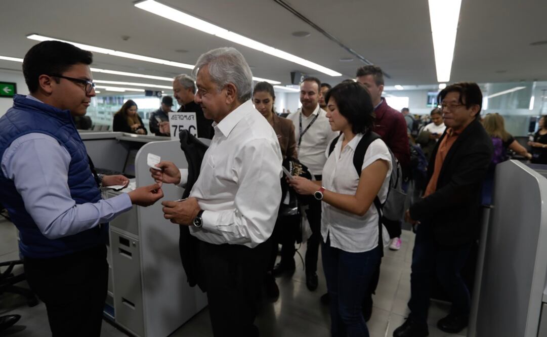 En el Aeropuerto Internacional de la Ciudad de México, en su vuelo rumbo a Veracruz, el presidente Andrés Manuel López Obrador viajó en una aeronave de la empresa Aeromar. Foto: LUIS CORTÉS. EL UNIVERSAL