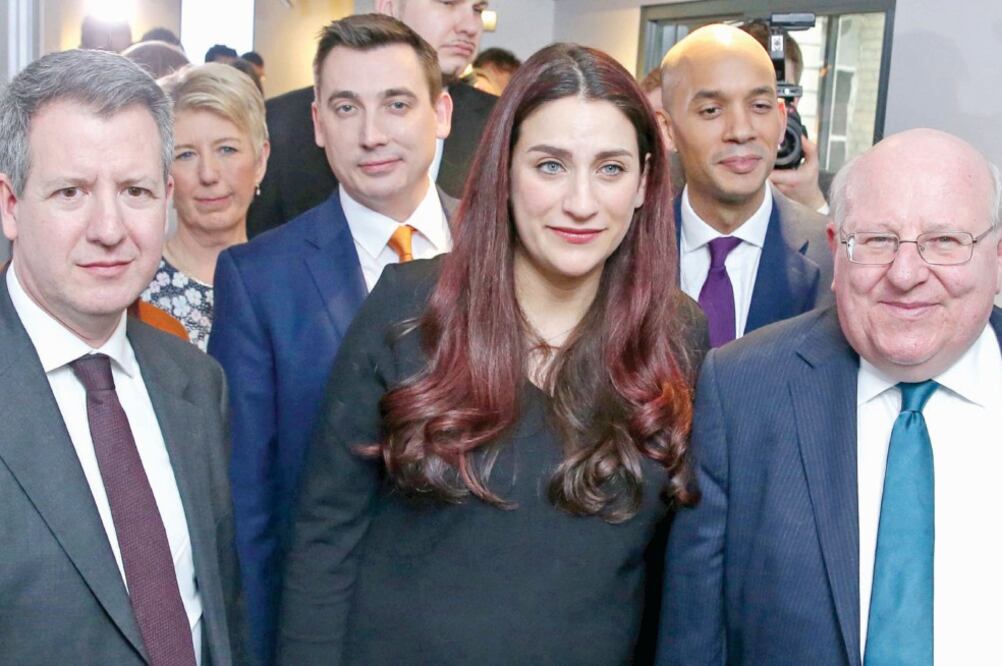 División Los siete diputados que anunciaron su salida del Partido Laborista formarán un grupo independiente. Según fuentes del partido, podría haber más salidas. (DANIEL LEAL-OLIVAS. AFP)