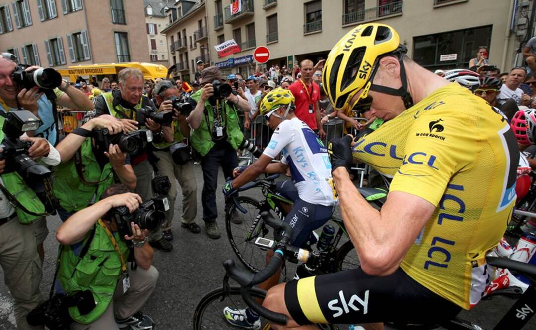 Christopher Froome fue bañado en orina por un espectador. Reuters
