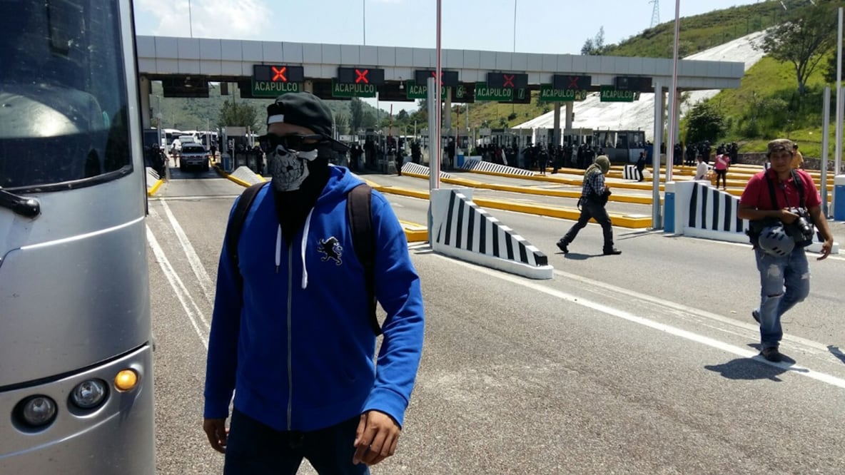 Los normalistas, algunos cubiertos del rostro, pidieron cooperación a los automovilistas (Foto: Dassaev Téllez)