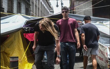 FOTOS: Visitantes al Centro Histórico de la CDMX chocan con lazos y lonas del plantón de la CNTE  