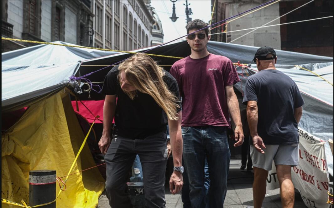 Visitantes al Centro Histórico se encuentran a su paso con lazos y lonas del plantón de la CNTE en la Ciudad de México, el 24 de mayo de 2025. Foto: Gabriel Pano/EL UNIVERSAL