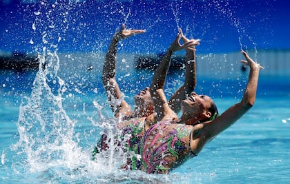Seleccionadas de natación artística que Elías Ayub apoyó hacen seña con la mano, ¿qué significa?