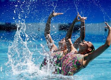 Seleccionadas de natación artística que Elías Ayub apoyó hacen seña con la mano, ¿qué significa?