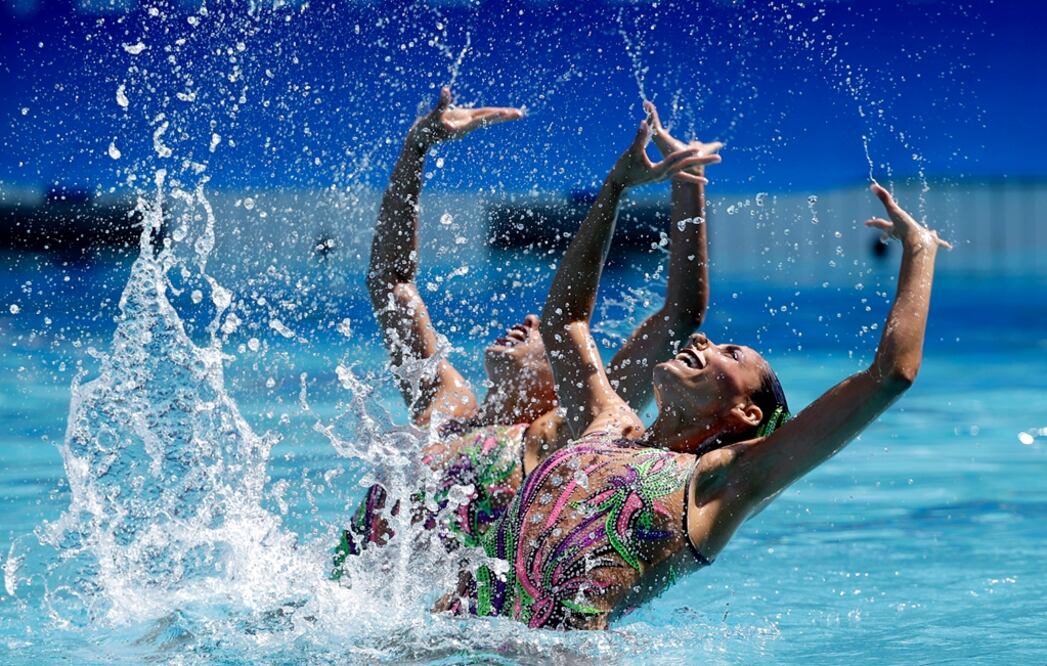 Nuria Diosdado y Karem Acham se mostraron satisfechas de haber llegado por primera vez en 16 años a la final olímpica de nado sincronizado. Foto AP