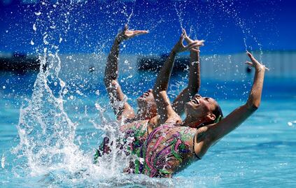 Seleccionadas de natación artística que Elías Ayub apoyó hacen seña con la mano, ¿qué significa?