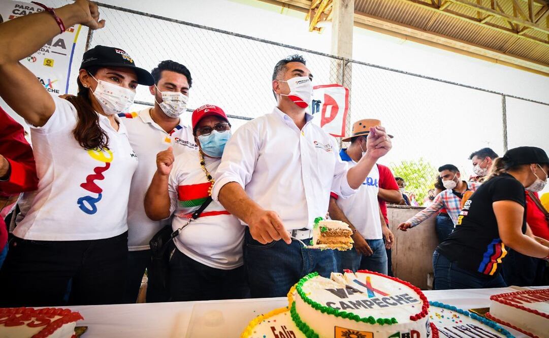 Habitantes y simpatizantes del PRI en Campeche festejaron con un pastel el cumpleaños número 46 del dirigente del PRI / Tomada de Twitter @alitomorenoc