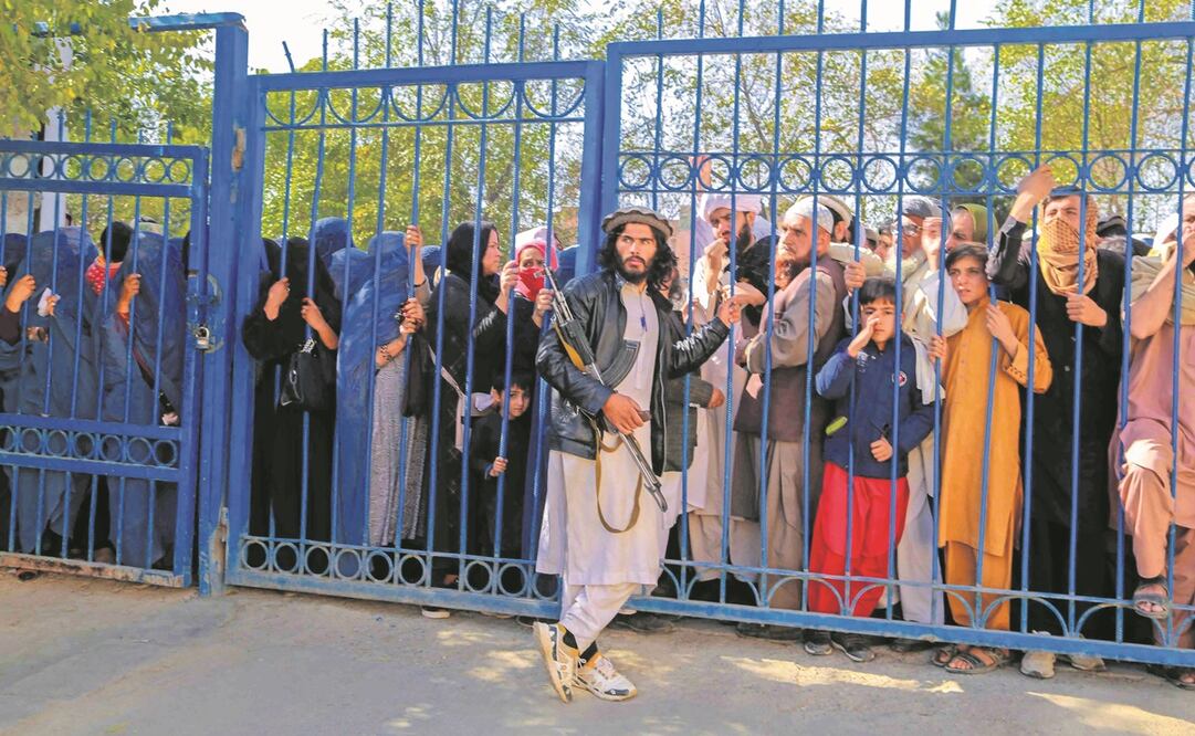 Desplazados internos afganos esperan para recibir la ayuda alimentaria distribuida por una organización alemana, en Kabul. Foto: EFE